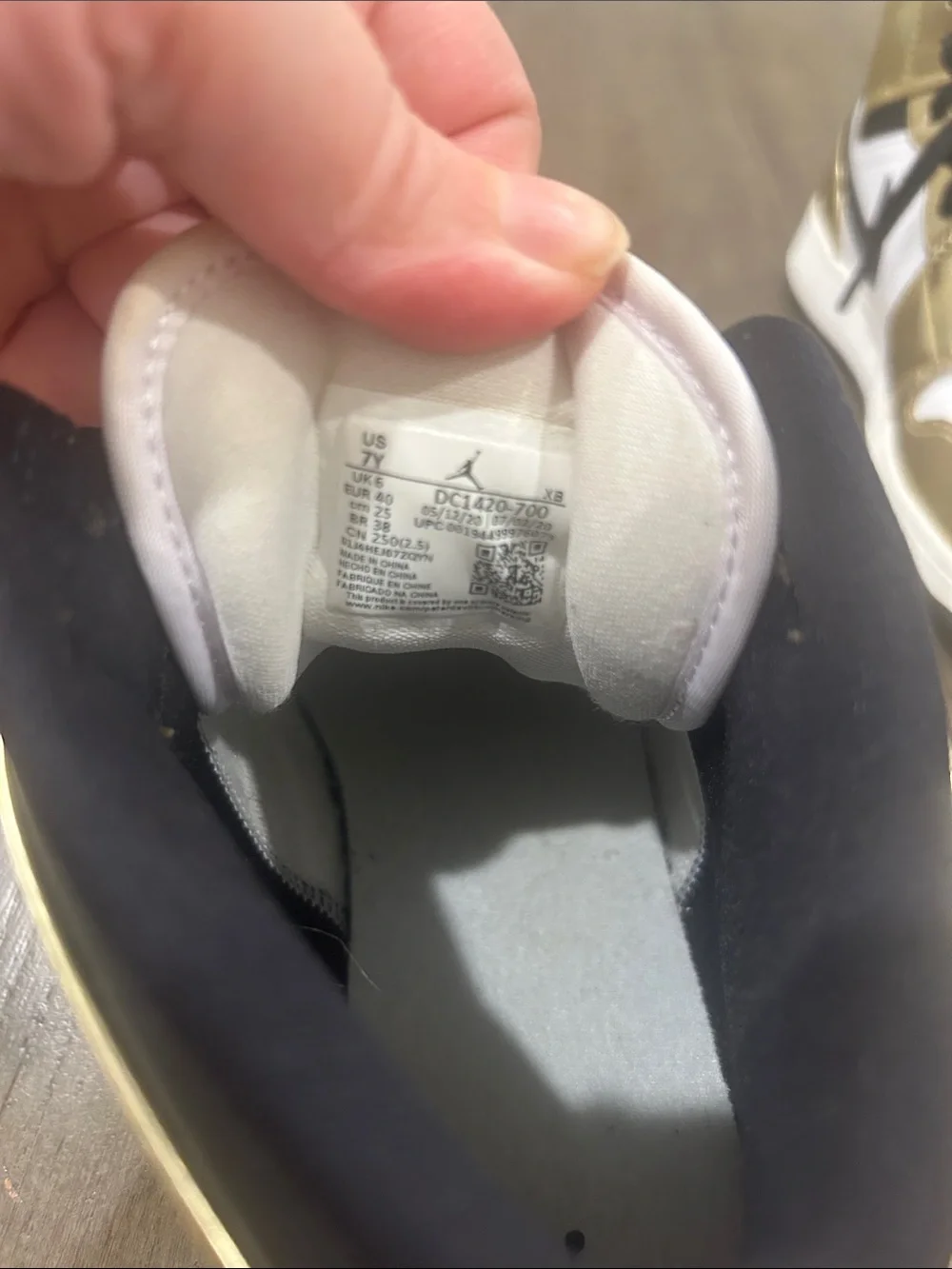 Jordan Sneakers - White/Gold/Black